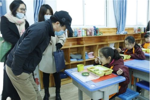 珠海市教育局來(lái)鄭州市實(shí)驗(yàn)小學(xué)觀摩午餐供餐工作